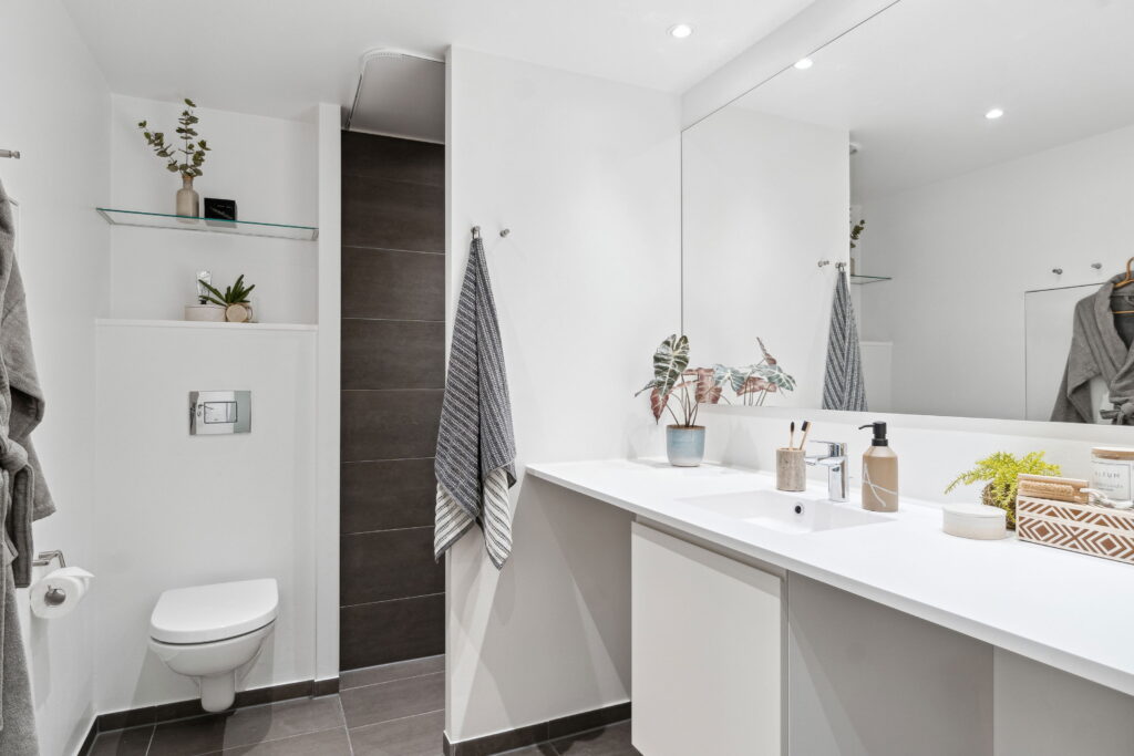 Lys lejlighed i Bakkerne med moderne indretning, store vinduespartier og udsigt til grønne omgivelser.