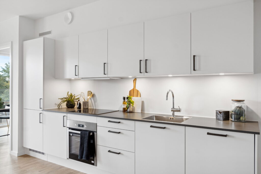 Lys lejlighed i Bakkerne med moderne indretning, store vinduespartier og udsigt til grønne omgivelser.