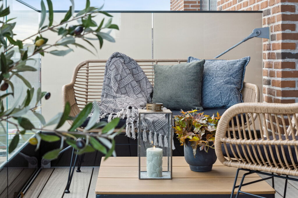 Lys lejlighed i Bakkerne med moderne indretning, store vinduespartier og udsigt til grønne omgivelser.