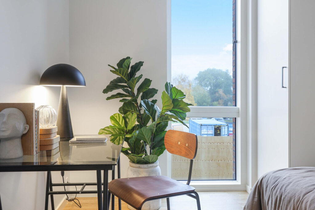 Lys lejlighed i Terrassen med moderne indretning, store vinduespartier og åbent opholdsrum.