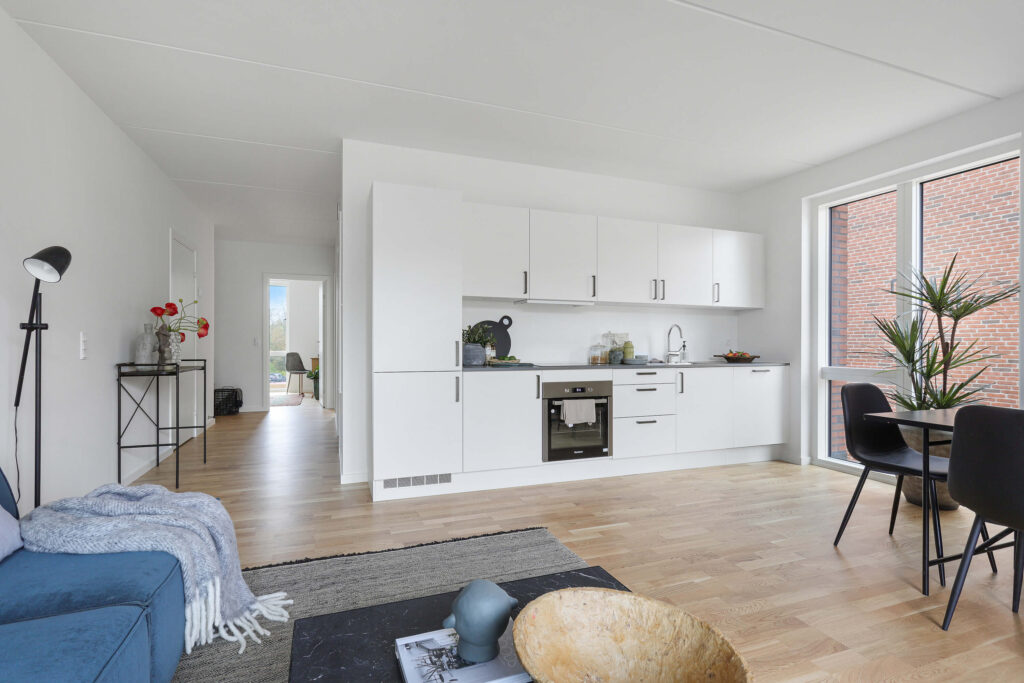 Lys lejlighed i Terrassen med moderne indretning, store vinduespartier og åbent opholdsrum.