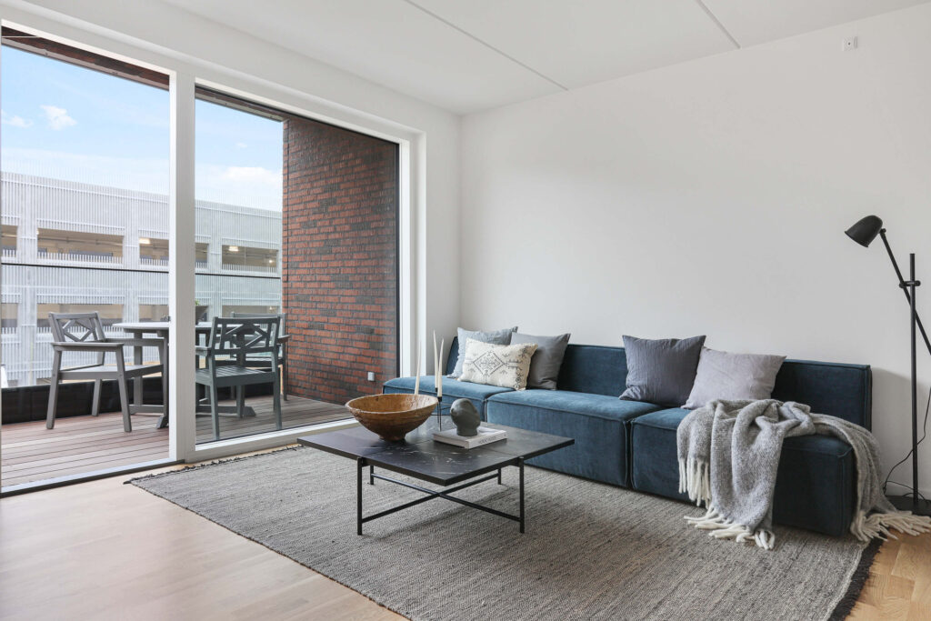 Lys lejlighed i Terrassen med moderne indretning, store vinduespartier og åbent opholdsrum.