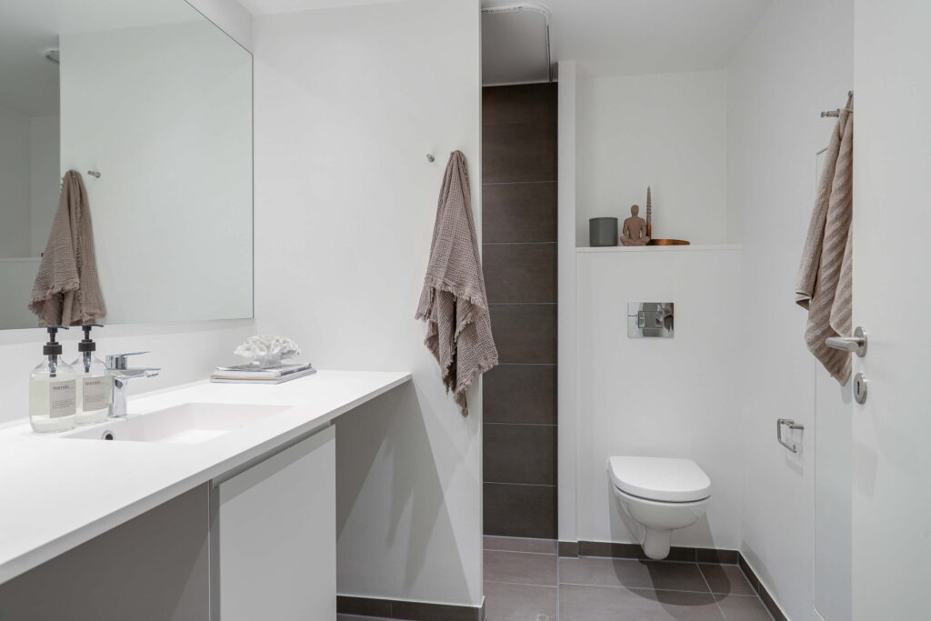 Lys lejlighed i Terrassen med moderne indretning, store vinduespartier og åbent opholdsrum.