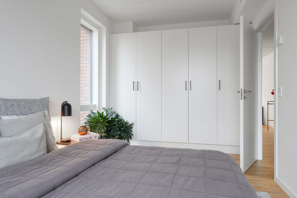 Lys lejlighed i Terrassen med moderne indretning, store vinduespartier og åbent opholdsrum.