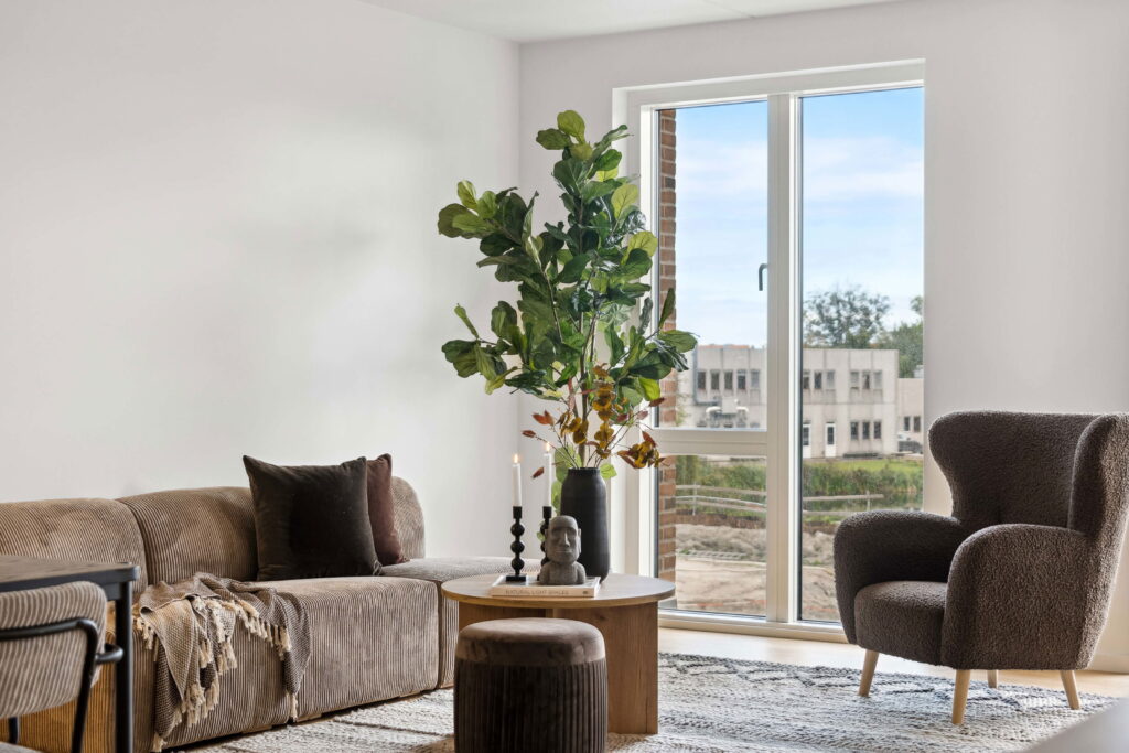 Lys lejlighed i Lunden med moderne indretning, store vinduespartier og udsigt til grønne omgivelser.