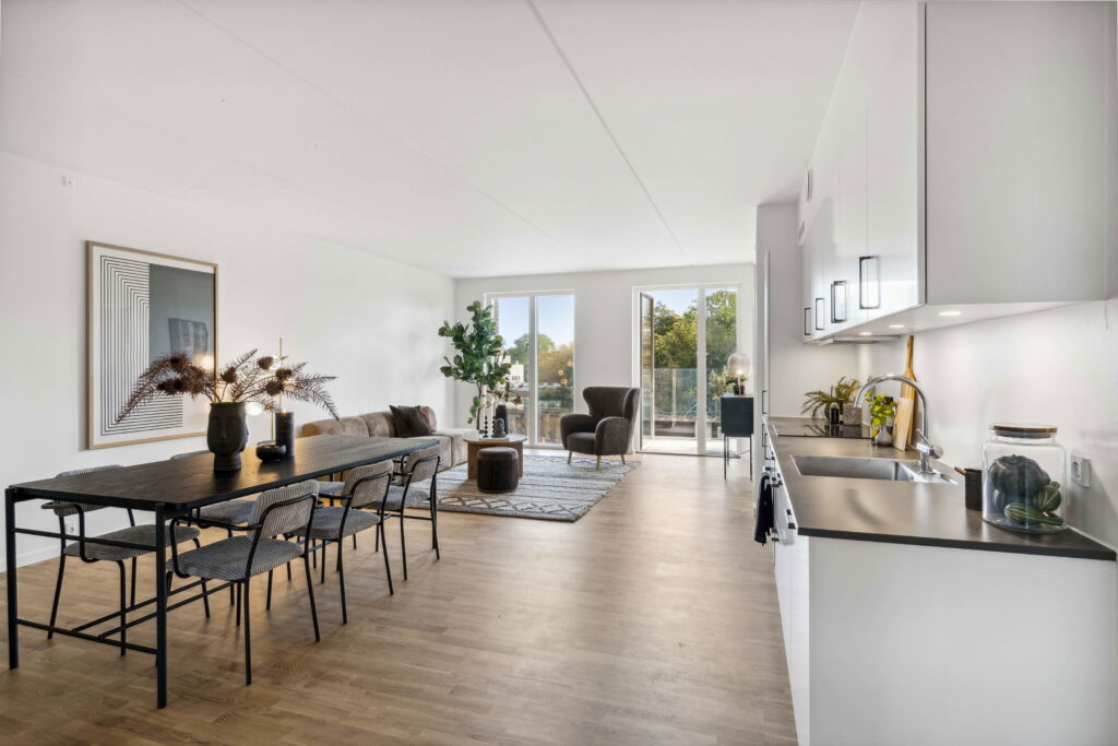 Lys lejlighed i Lunden med moderne indretning, store vinduespartier og udsigt til grønne omgivelser.