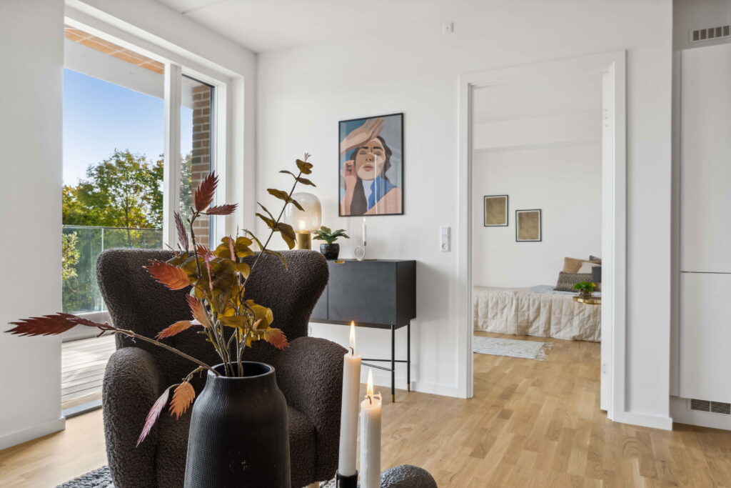 Lys lejlighed i Lunden med moderne indretning, store vinduespartier og udsigt til grønne omgivelser.