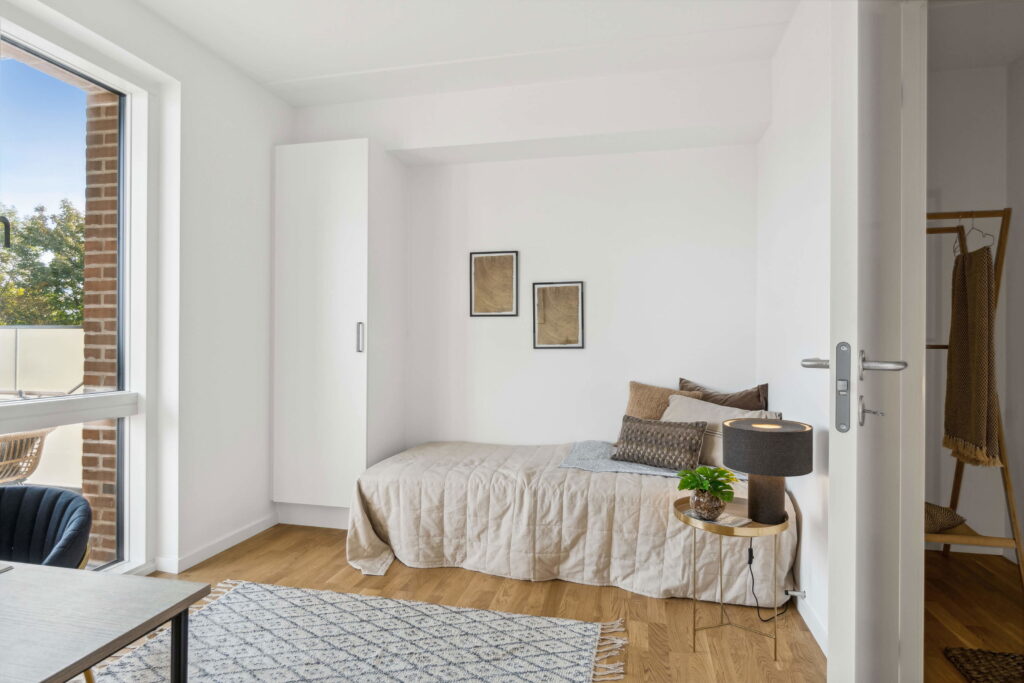 Lys lejlighed i Lunden med moderne indretning, store vinduespartier og udsigt til grønne omgivelser.