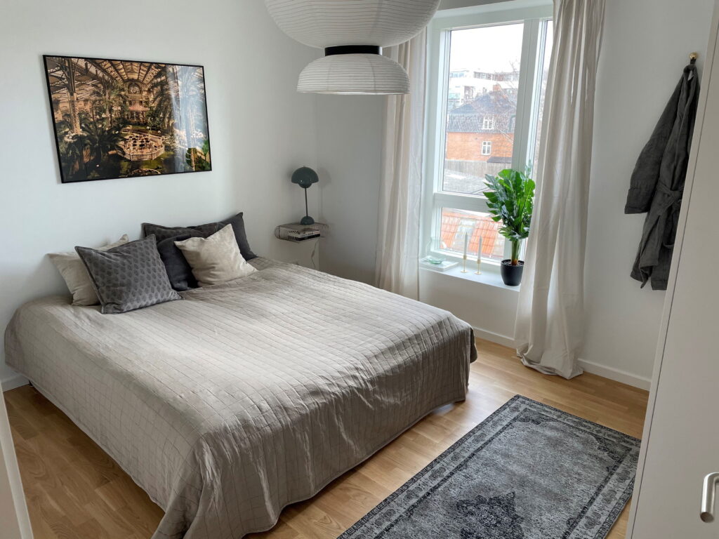 Lys lejlighed på Slangerupgade i Hillerød med moderne indretning og store vinduespartier.
