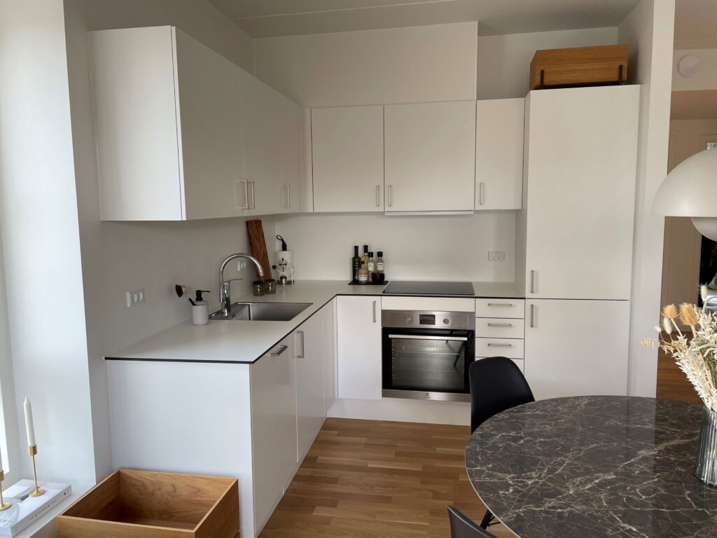 Lys lejlighed på Slangerupgade i Hillerød med moderne indretning og store vinduespartier.