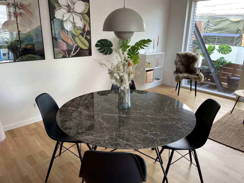 Lys lejlighed på Slangerupgade i Hillerød med moderne indretning og store vinduespartier.