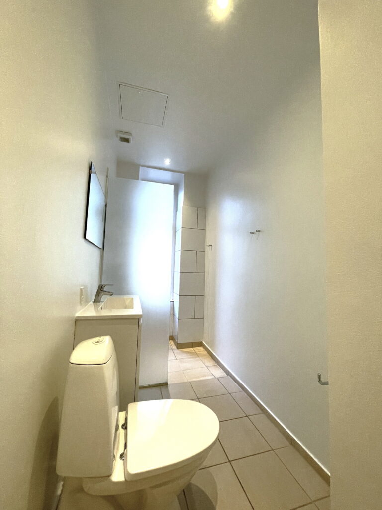 Lys lejlighed på Nørrebrogade 122-124 med moderne indretning og store vinduespartier.
