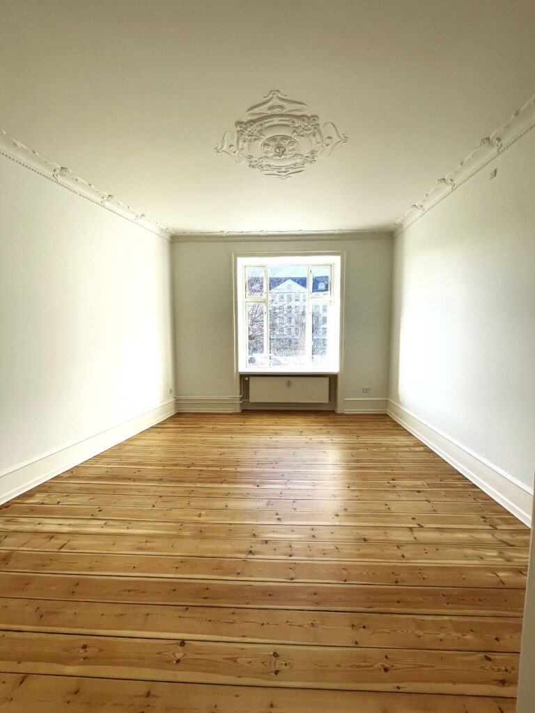 Lys lejlighed på Nørrebrogade 122-124 med moderne indretning og store vinduespartier.