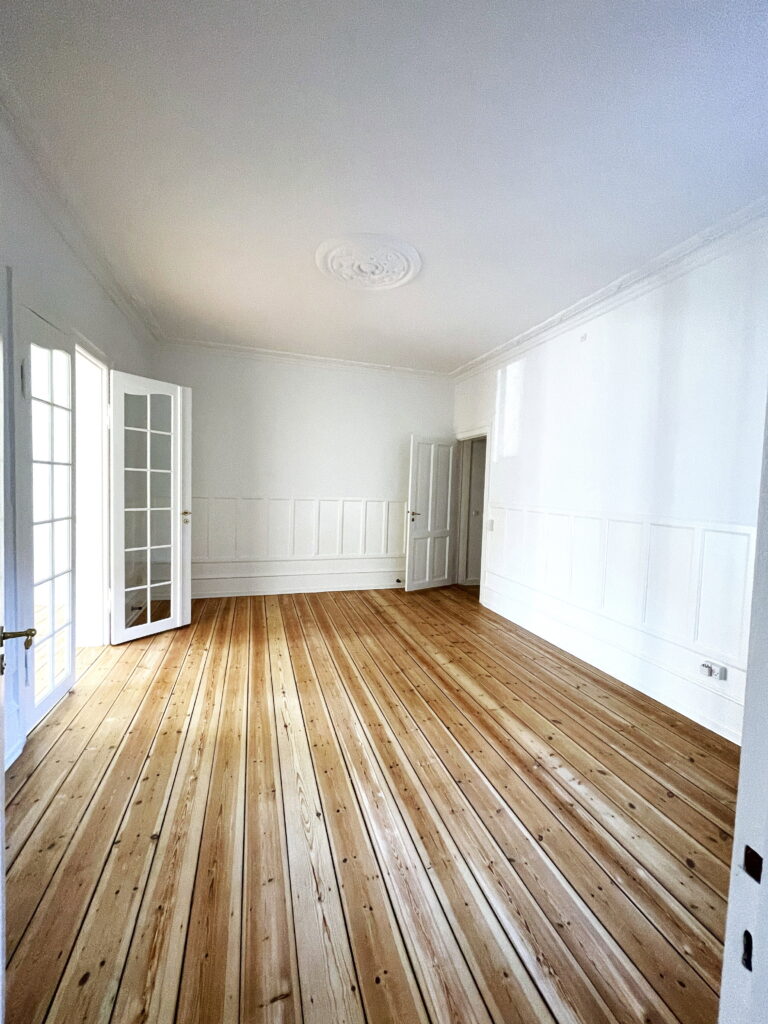 Lys lejlighed på Nørrebrogade 122-124 med moderne indretning og store vinduespartier.