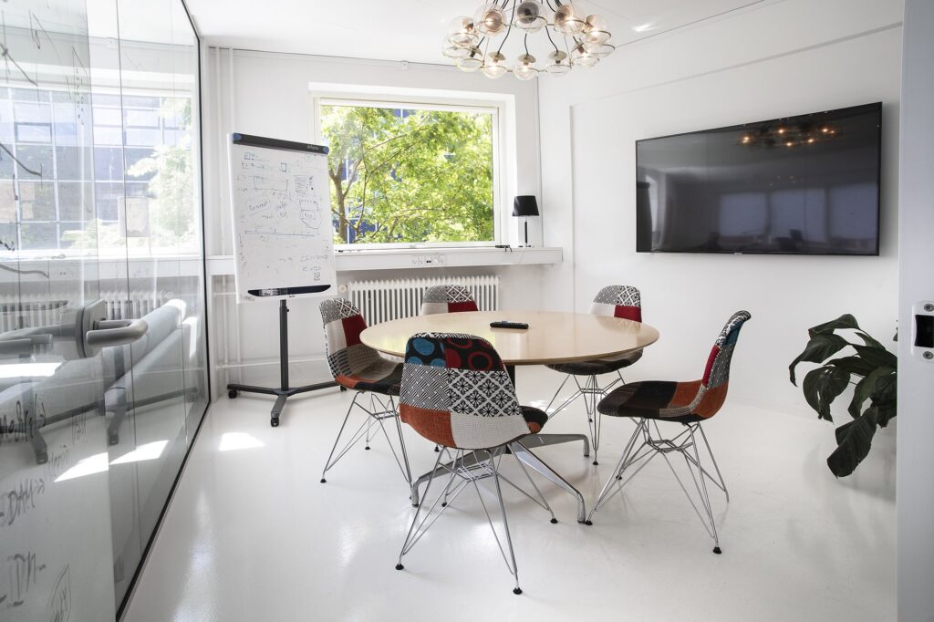 Lyse erhvervslokaler på Glentevej 70B med åbne arbejdsområder, ovenlys og moderne indretning.