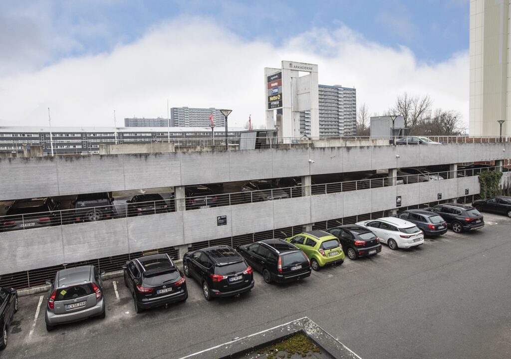 Arkaderne på Nygårds Plads i Brøndby med butikker, serviceerhverv og moderne erhvervslokaler omkring det centrale torv.