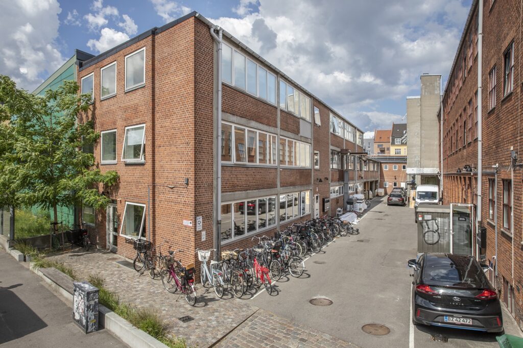 Glentevej 70B i København NV med erhvervslokaler i tidligere industribygning og karakteristiske murstensfacader.