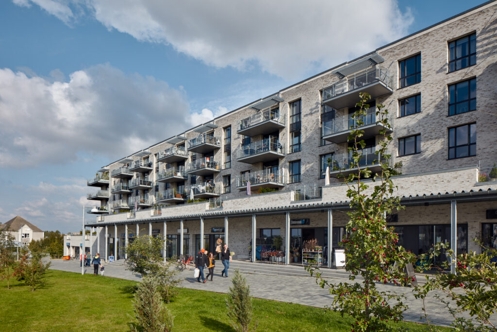 Akacielunden i Trekroner med butikker, caféer og erhvervslokaler langs det centrale bystrøg.