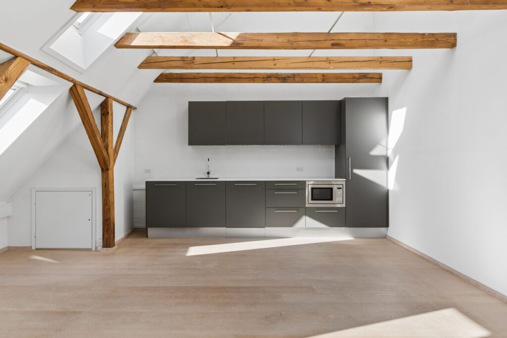 Moderne kontormiljø i Kirkebjerg Vigespor med lyse arbejdsrum og bevarede industrielle detaljer.