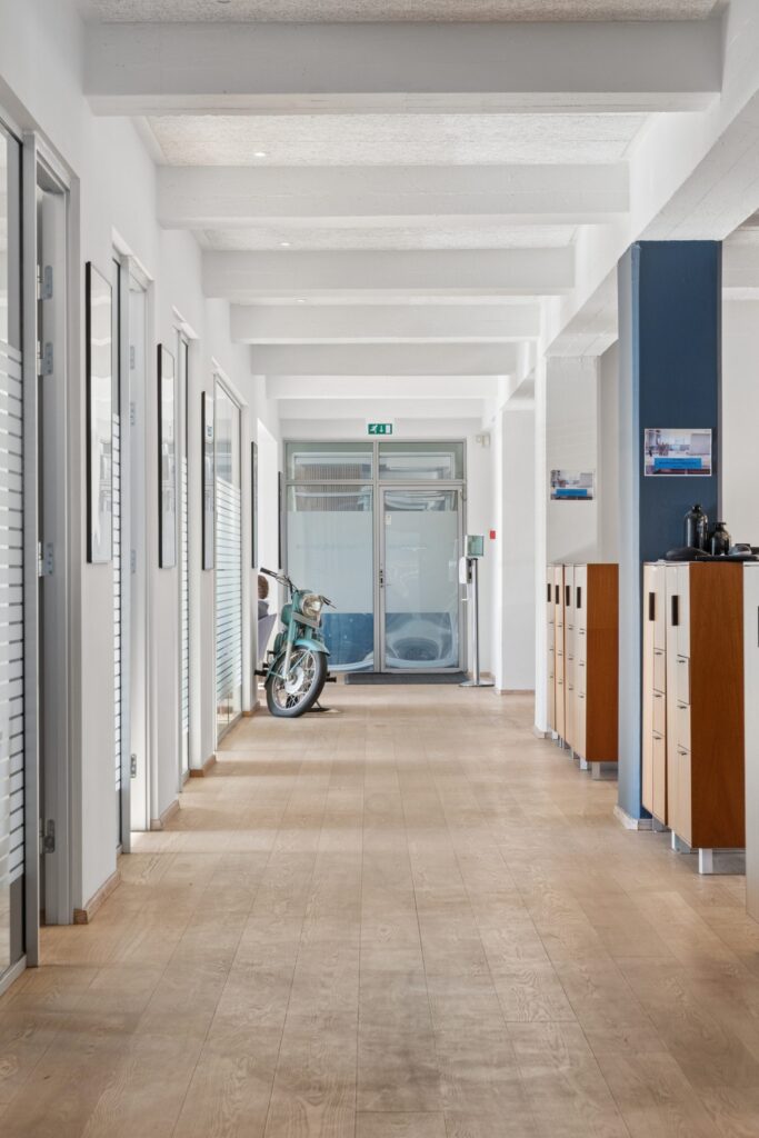 Moderne kontormiljø i Kirkebjerg Vigespor med lyse arbejdsrum og bevarede industrielle detaljer.