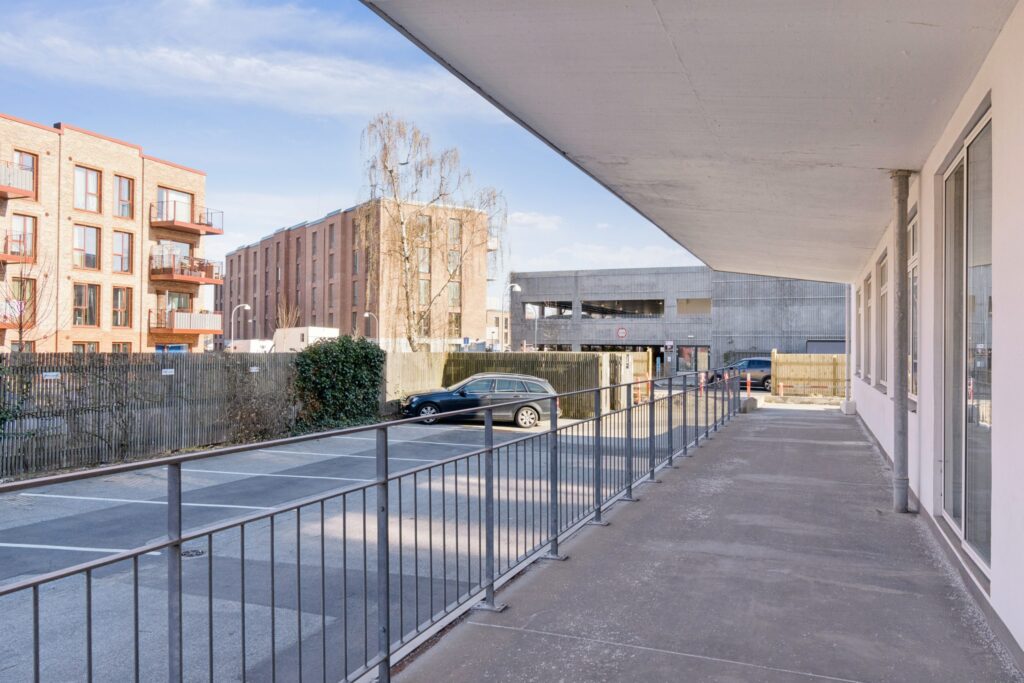 Moderne kontormiljø i Kirkebjerg Vigespor med lyse arbejdsrum og bevarede industrielle detaljer.