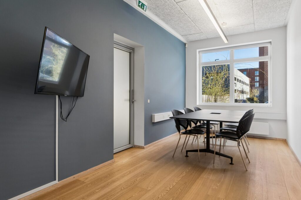 Moderne kontormiljø i Kirkebjerg Vigespor med lyse arbejdsrum og bevarede industrielle detaljer.