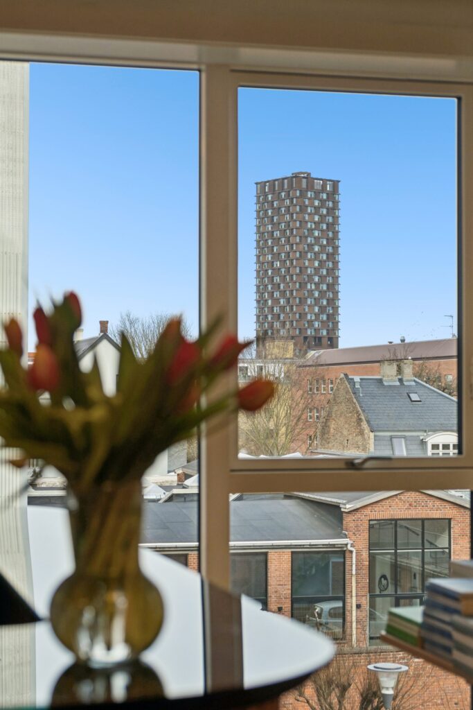 Lyse erhvervslokaler på Hejrevej med moderne indretning og udsigt til grønne fællesarealer.