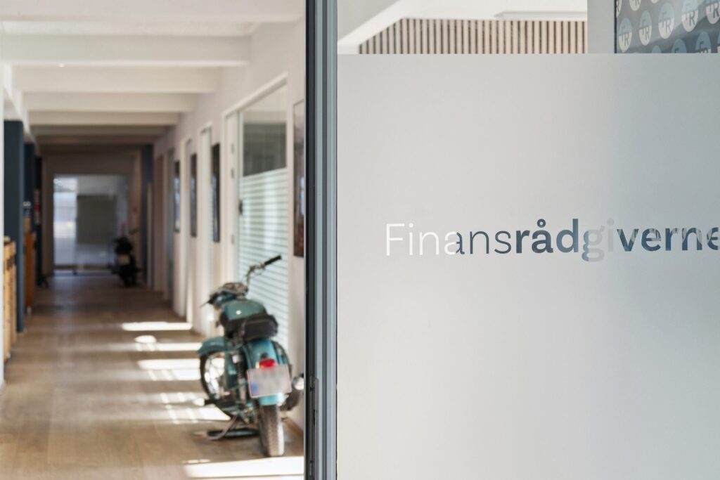 Moderne kontormiljø i Kirkebjerg Vigespor med lyse arbejdsrum og bevarede industrielle detaljer.
