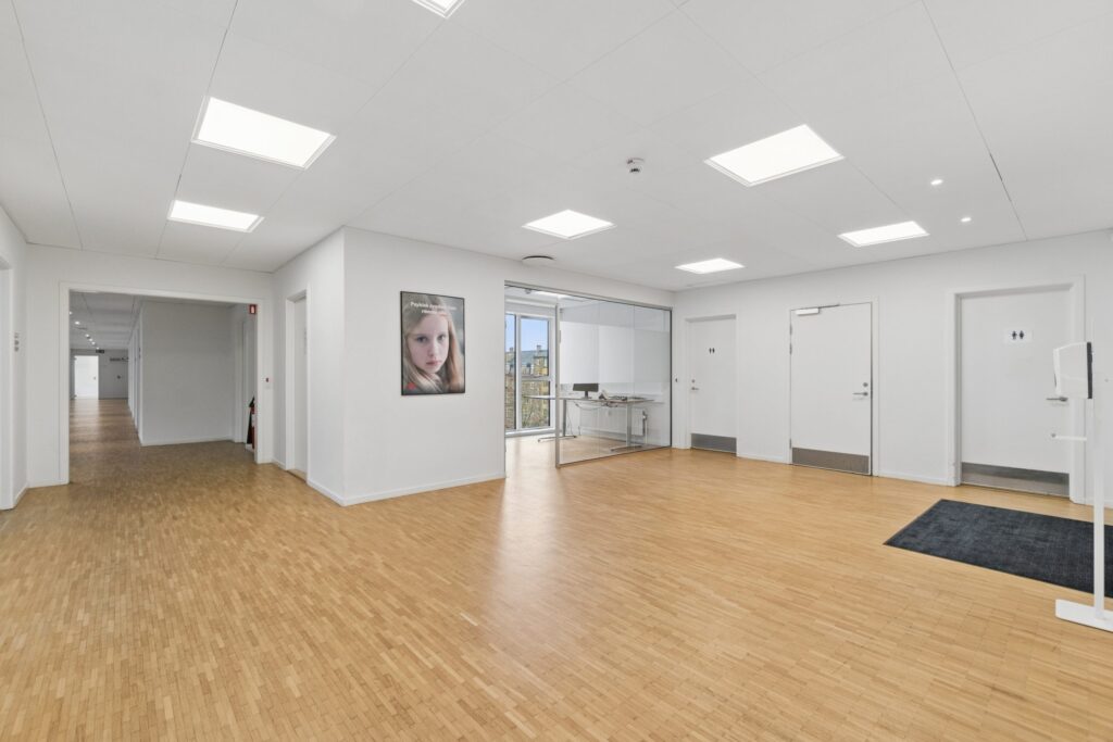 Lyse erhvervslokaler på Hejrevej med moderne indretning og udsigt til grønne fællesarealer.