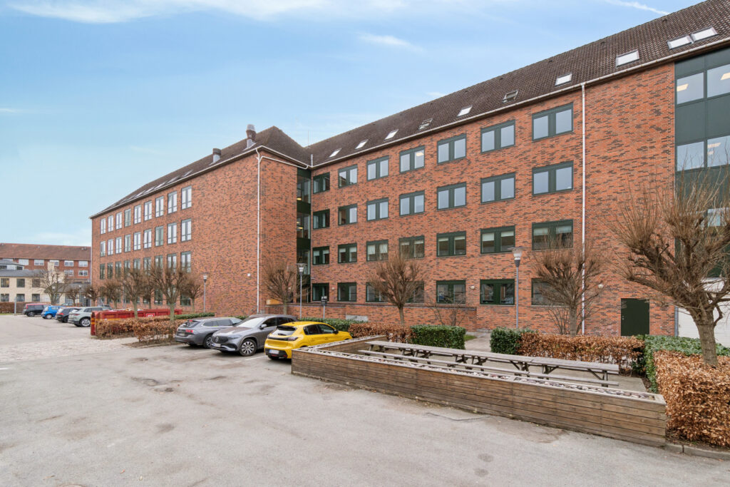 Hejrevej 43 og Svanevej 28 i København NV med erhvervslokaler, grønne udearealer og central placering mellem Nørrebro og Nordvest.