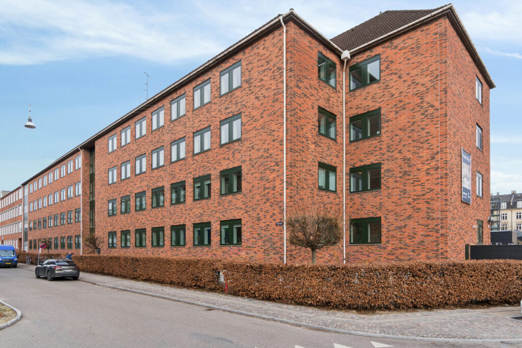 Hejrevej 43 og Svanevej 28 i København NV med erhvervslokaler, grønne udearealer og central placering mellem Nørrebro og Nordvest.
