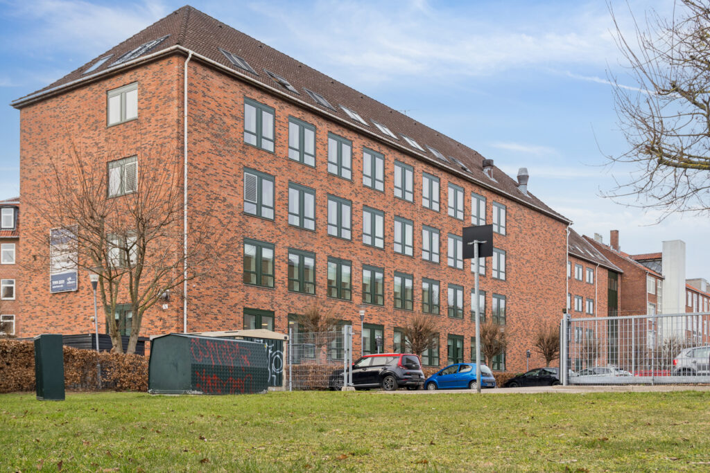 Hejrevej 43 og Svanevej 28 i København NV med erhvervslokaler, grønne udearealer og central placering mellem Nørrebro og Nordvest.