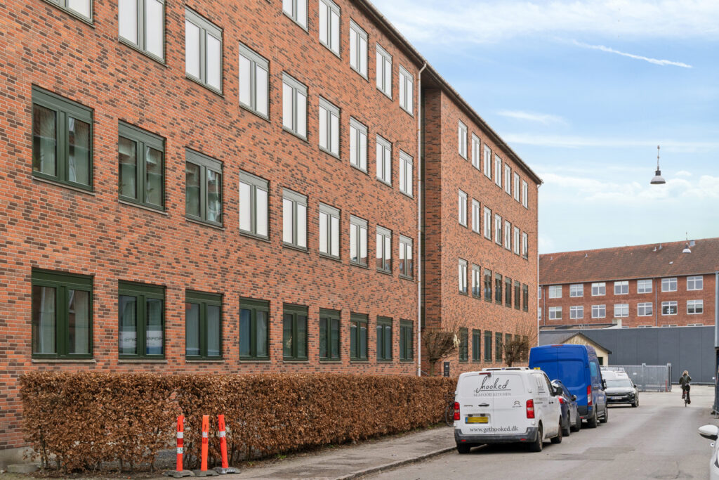 Hejrevej 43 og Svanevej 28 i København NV med erhvervslokaler, grønne udearealer og central placering mellem Nørrebro og Nordvest.