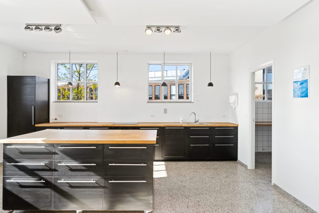 Lyse erhvervslokaler på Glentevej 70A med store vinduespartier og fleksible arbejdsområder.
