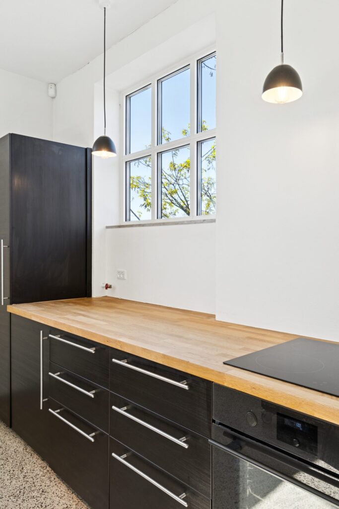 Lyse erhvervslokaler på Glentevej 70A med store vinduespartier og fleksible arbejdsområder.