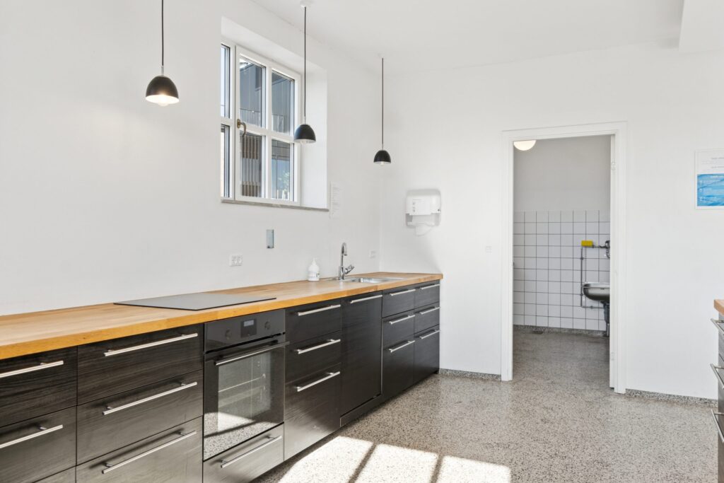 Lyse erhvervslokaler på Glentevej 70A med store vinduespartier og fleksible arbejdsområder.