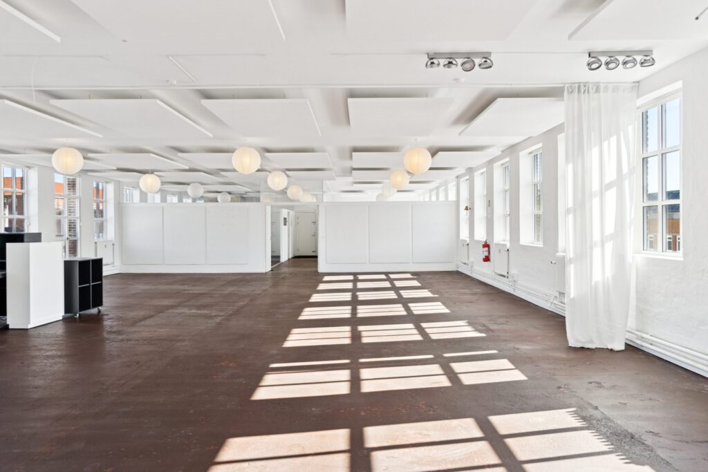 Lyse erhvervslokaler på Glentevej 70A med store vinduespartier og fleksible arbejdsområder.