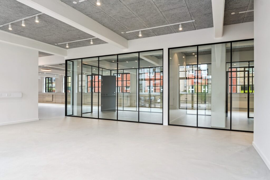 Lyse erhvervslokaler på Bygmestervej 3-5 med store vinduespartier og fleksible arbejdsområder.