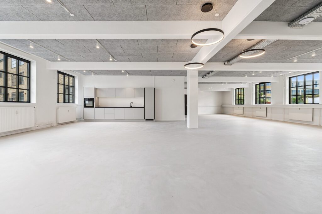 Lyse erhvervslokaler på Bygmestervej 3-5 med store vinduespartier og fleksible arbejdsområder.
