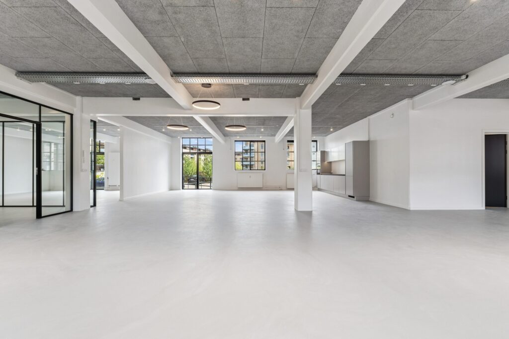 Lyse erhvervslokaler på Bygmestervej 3-5 med store vinduespartier og fleksible arbejdsområder.