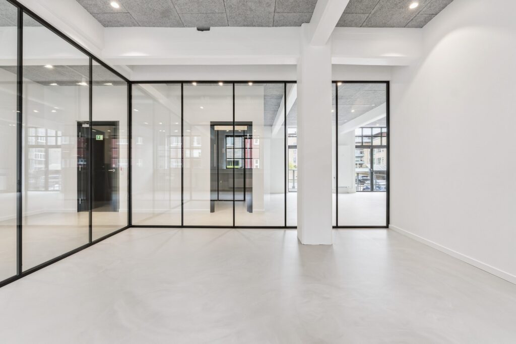 Lyse erhvervslokaler på Bygmestervej 3-5 med store vinduespartier og fleksible arbejdsområder.