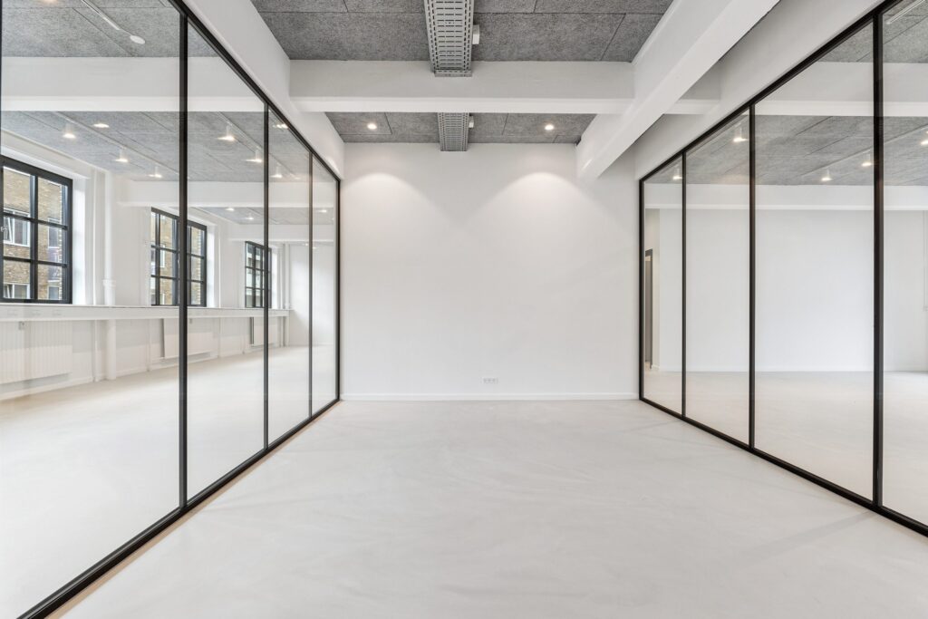 Lyse erhvervslokaler på Bygmestervej 3-5 med store vinduespartier og fleksible arbejdsområder.