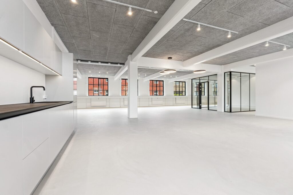Lyse erhvervslokaler på Bygmestervej 3-5 med store vinduespartier og fleksible arbejdsområder.