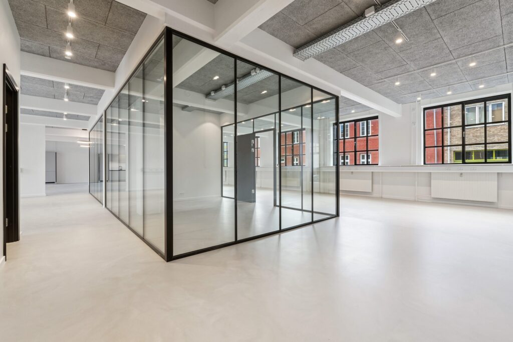 Lyse erhvervslokaler på Bygmestervej 3-5 med store vinduespartier og fleksible arbejdsområder.