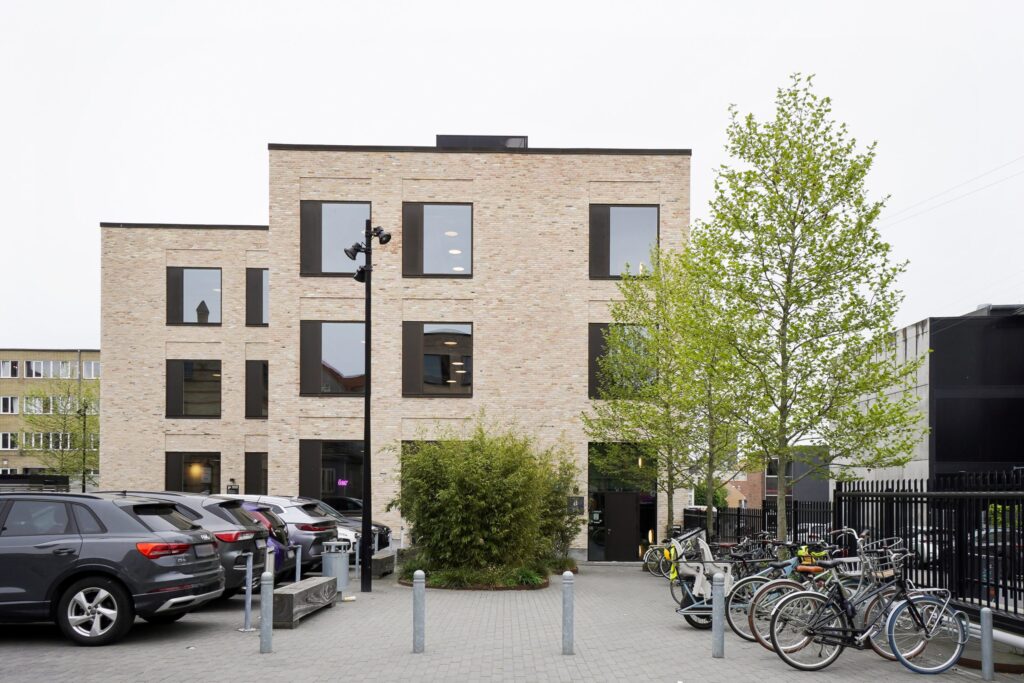 Dortheavej 8-12 i København NV med erhvervsbygninger, kontorer og kreative virksomheder i et levende erhvervsmiljø.