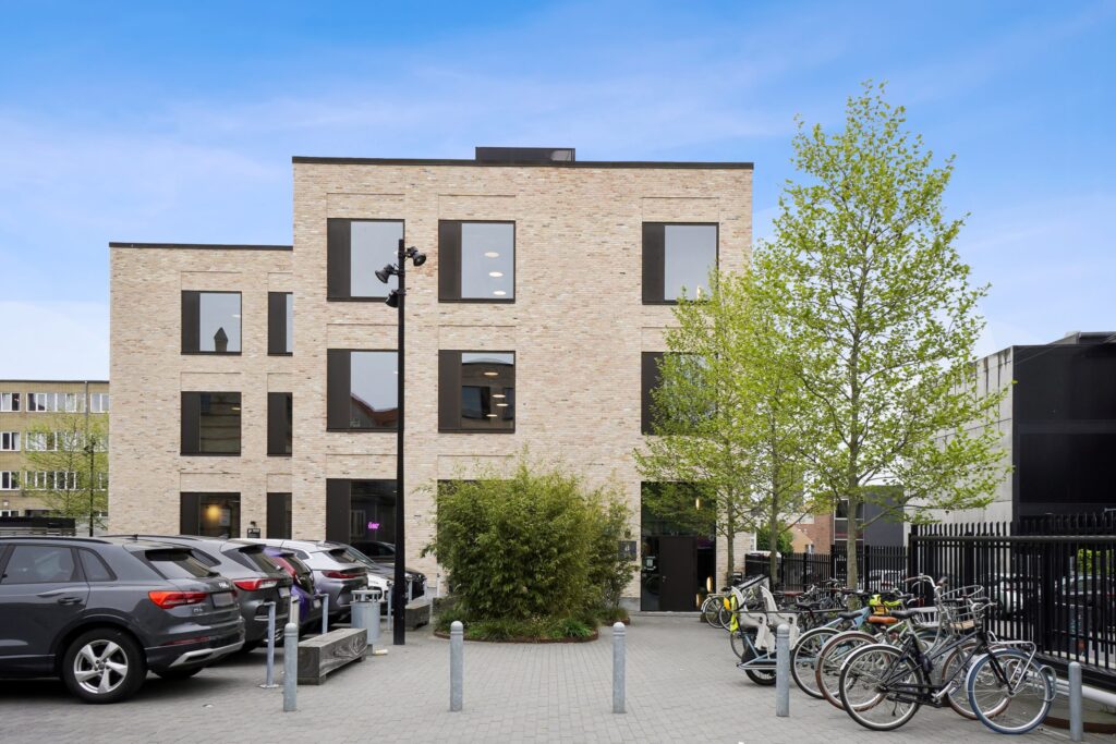 Dortheavej 8-12 i København NV med erhvervsbygninger, kontorer og kreative virksomheder i et levende erhvervsmiljø.