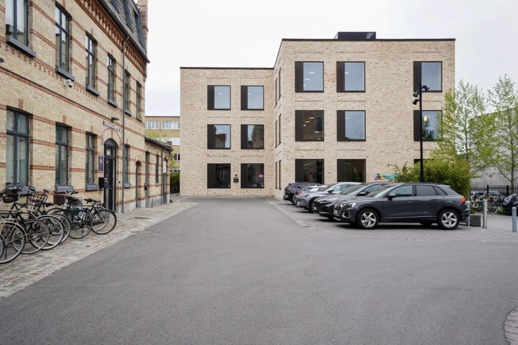 Dortheavej 8-12 i København NV med erhvervsbygninger, kontorer og kreative virksomheder i et levende erhvervsmiljø.