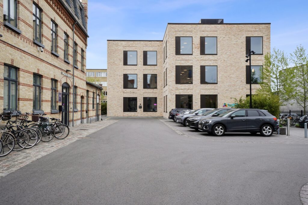 Dortheavej 8-12 i København NV med erhvervsbygninger, kontorer og kreative virksomheder i et levende erhvervsmiljø.