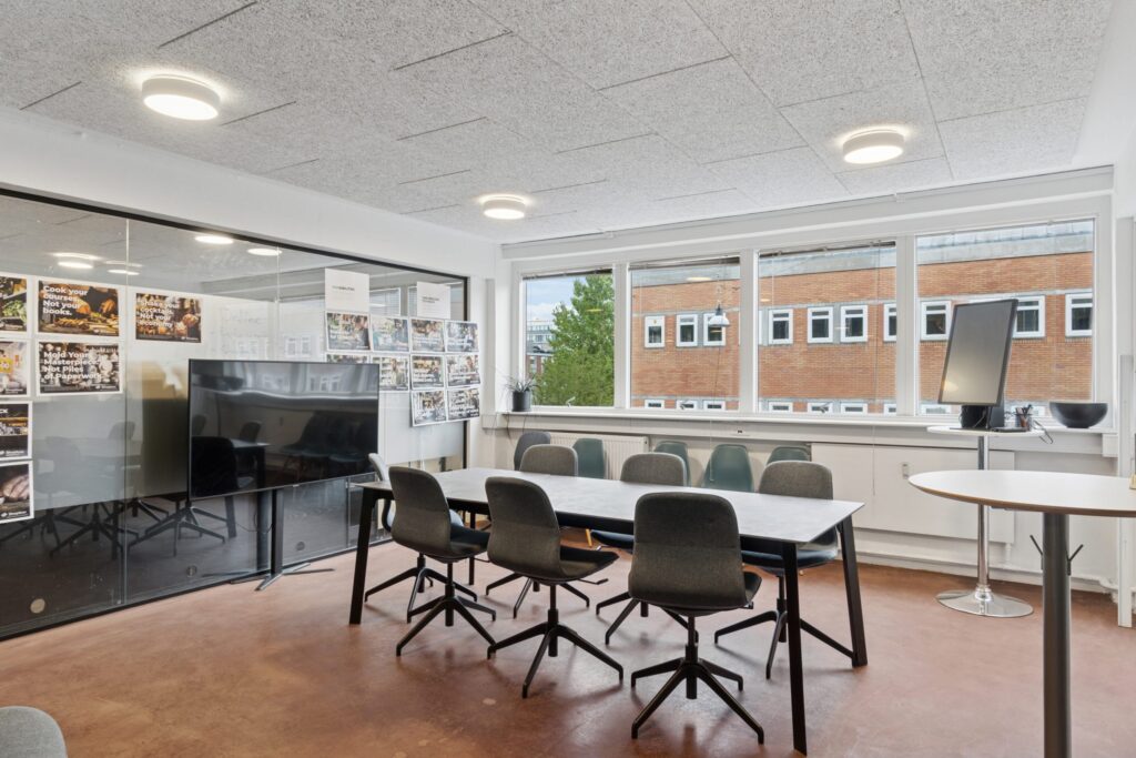 Lyse erhvervslokaler på Tranevej 16 med moderne indretning og fleksible arbejdsområder.