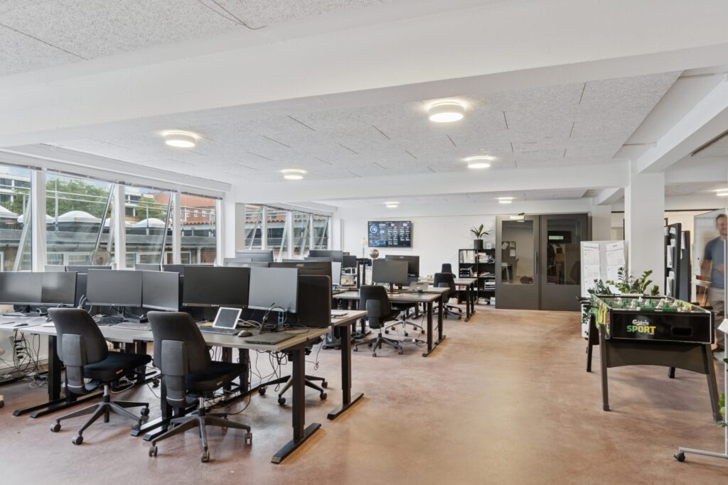 Lyse erhvervslokaler på Tranevej 16 med moderne indretning og fleksible arbejdsområder.